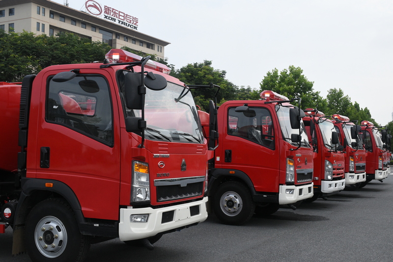 六輛重汽豪沃水罐灑水車(chē) 檢驗(yàn)合格準(zhǔn)備發(fā)車(chē)